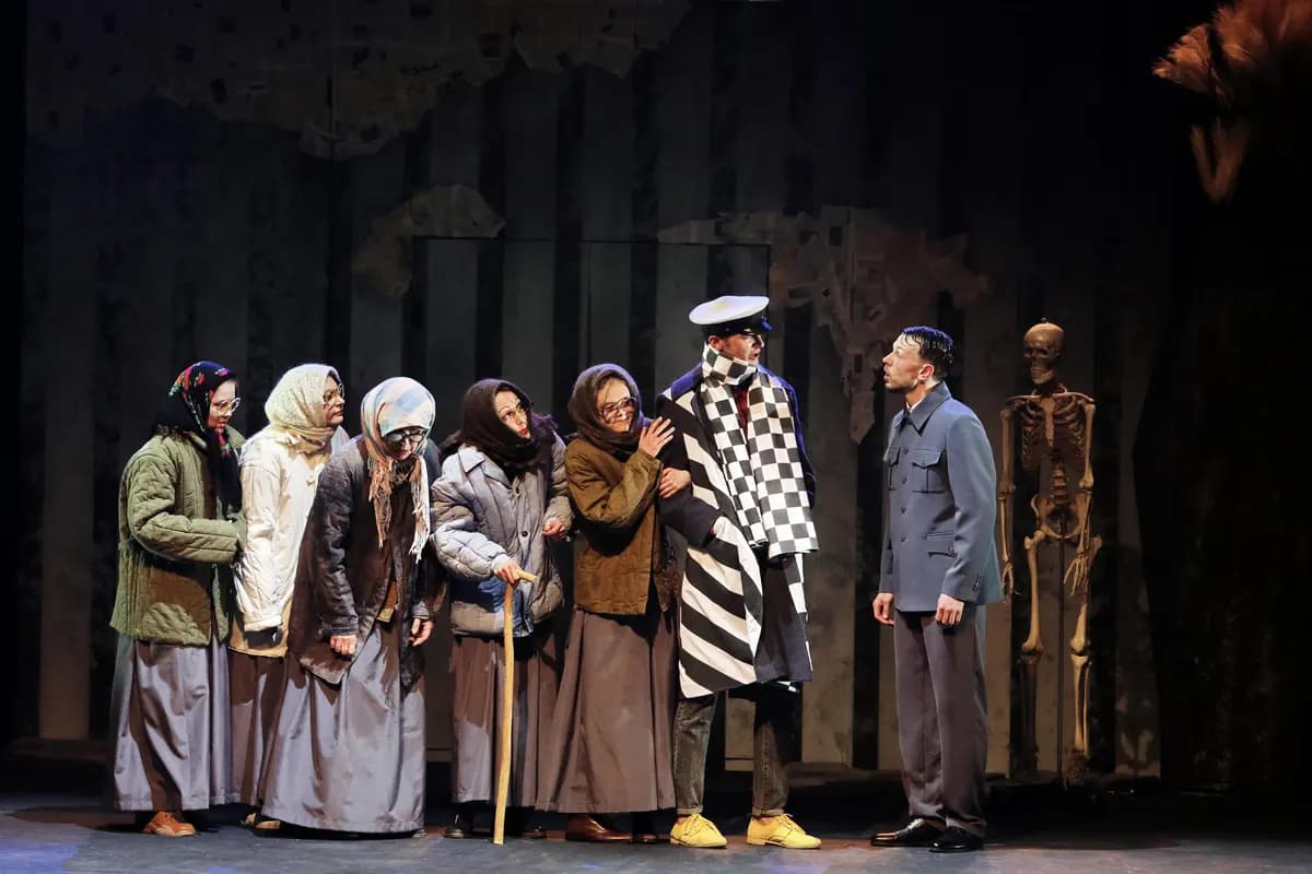 Двенадцать стульев (Драматический театр)