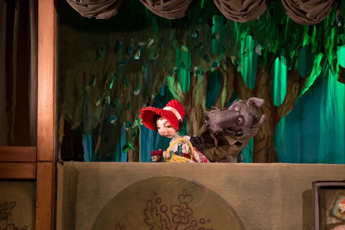 Красная шапочка (Бродячая собачка)