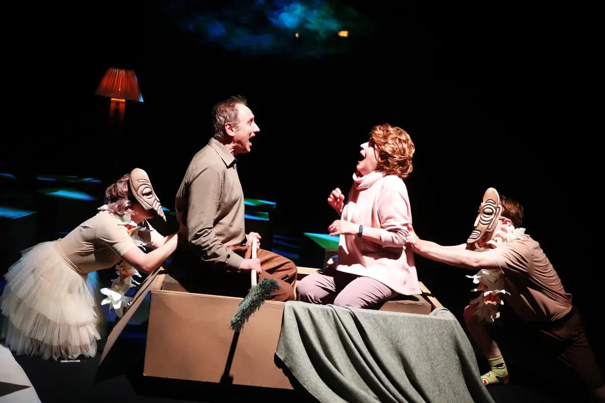 Мухи тоже умеют целоваться... (Драматический театр)