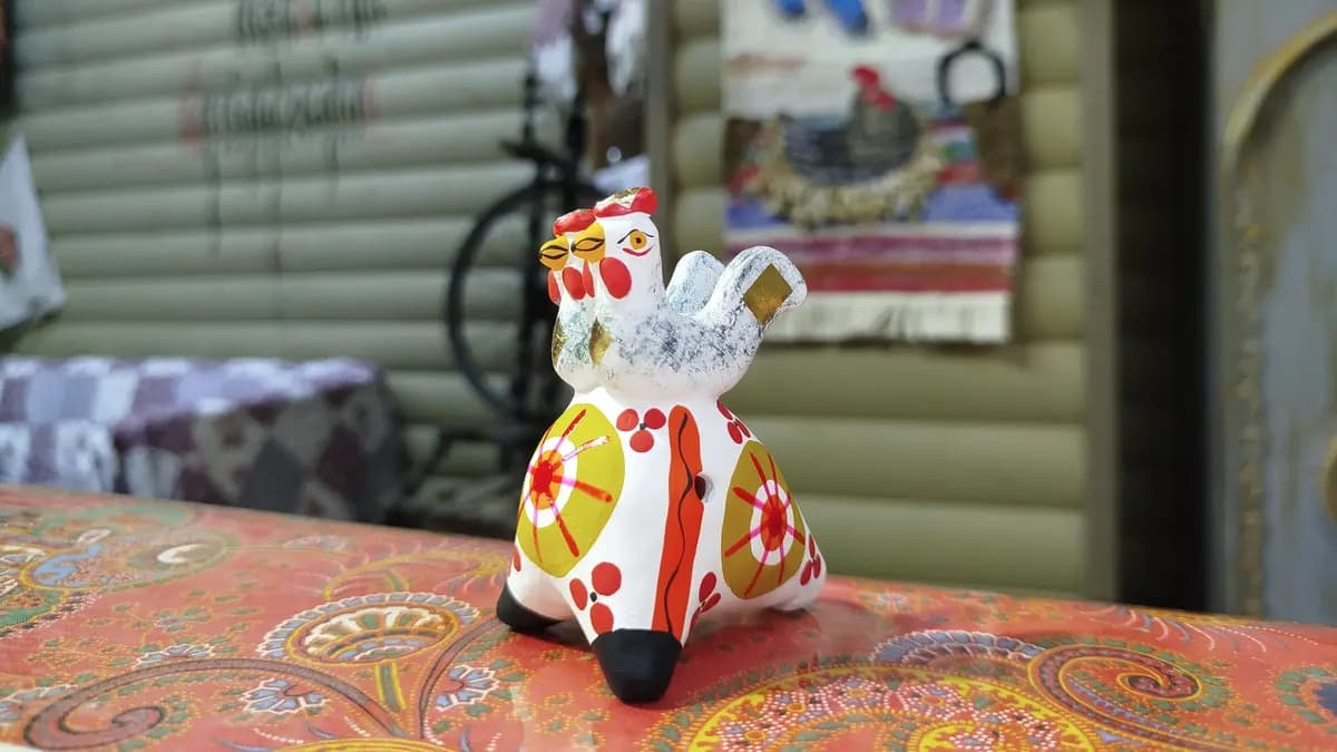 Роспись дымковской свистульки «Петушок и курочка» (Музей истории Хлынова)
