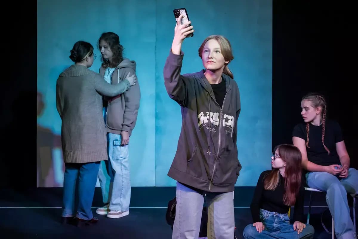 Яна всем нравится (нет) (Город)