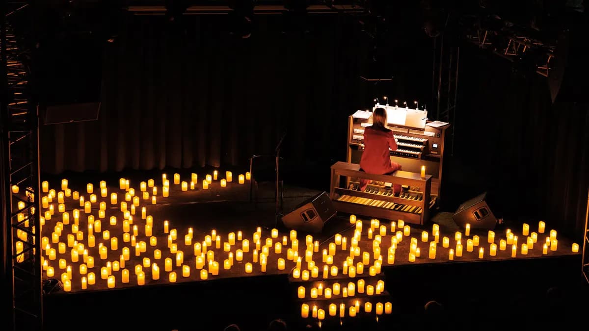 Орган и дудук при свечах (Российская национальная библиотека на Фонтанке)