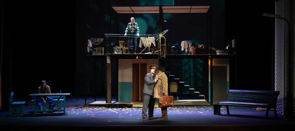 Бульвар надежд в осенних листьях (Театр драмы Кузбасса им. Луначарского)