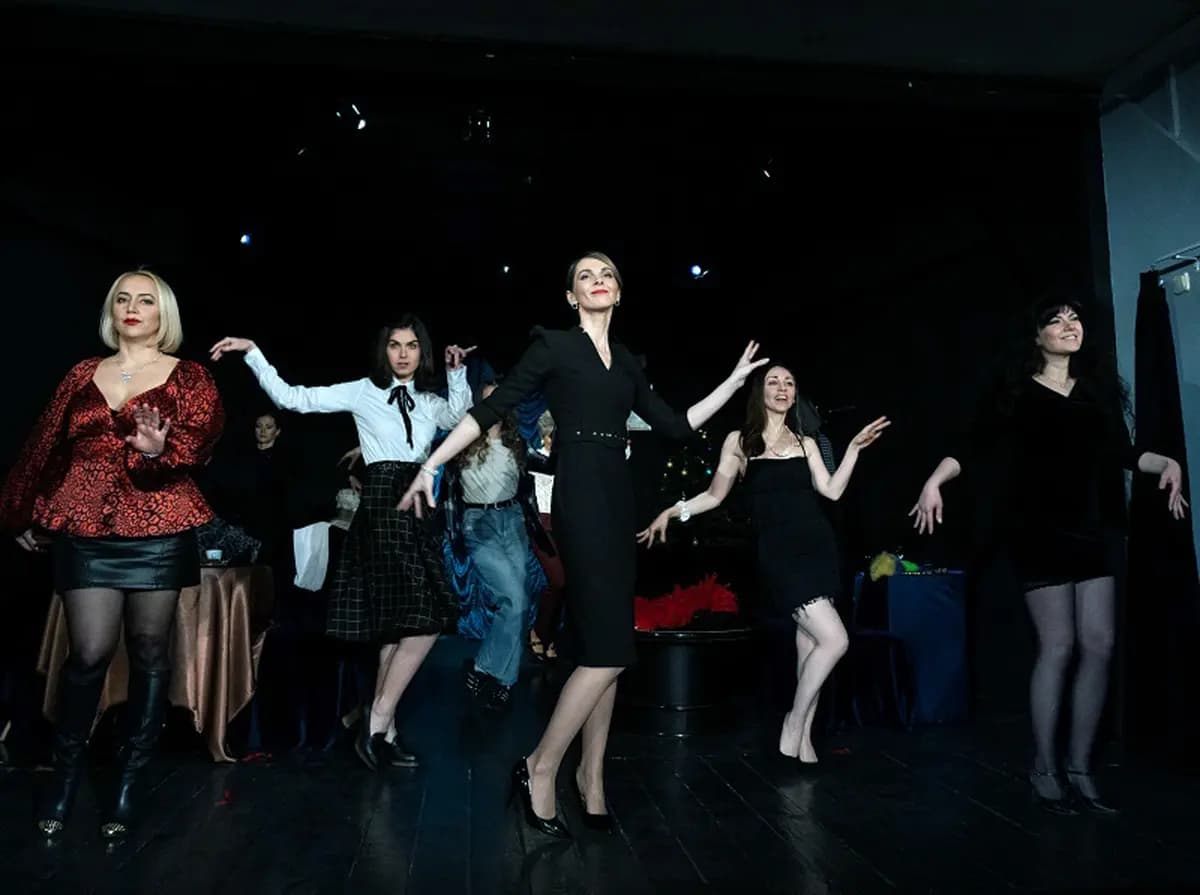 8 женщин (Московский Армянский театр п/р Славы Степаняна)