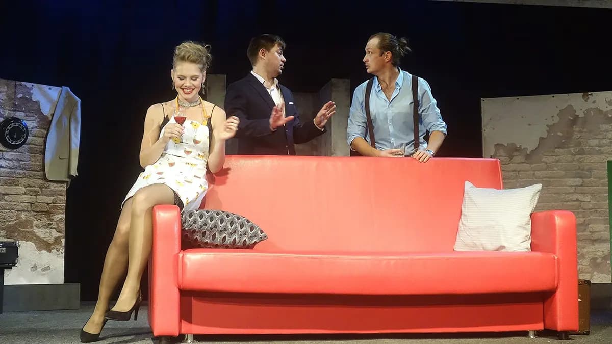 Диван дальнего следования (На левом берегу)