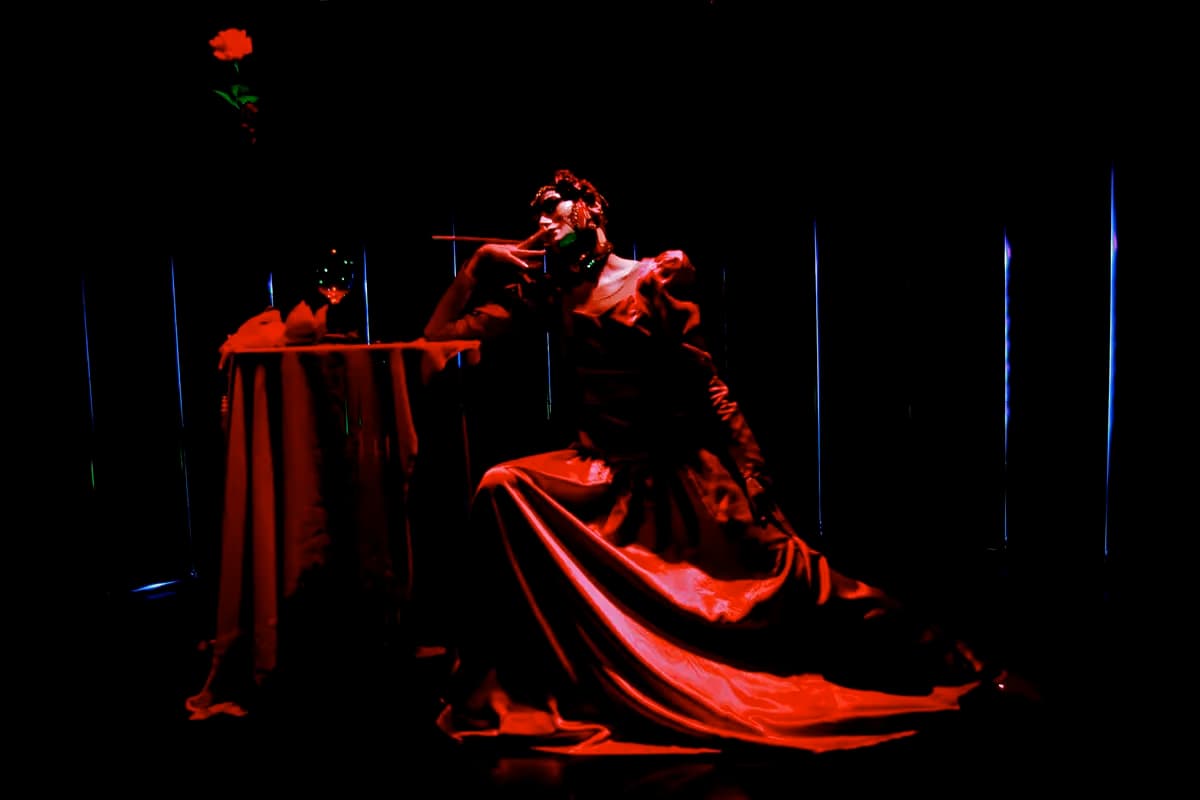 М означает Магритт (Театр.doc на Лесной)