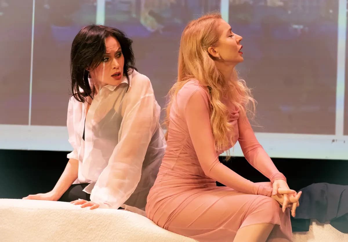 А не повесить ли нам зеркало над кроватью? (Синара Центр)