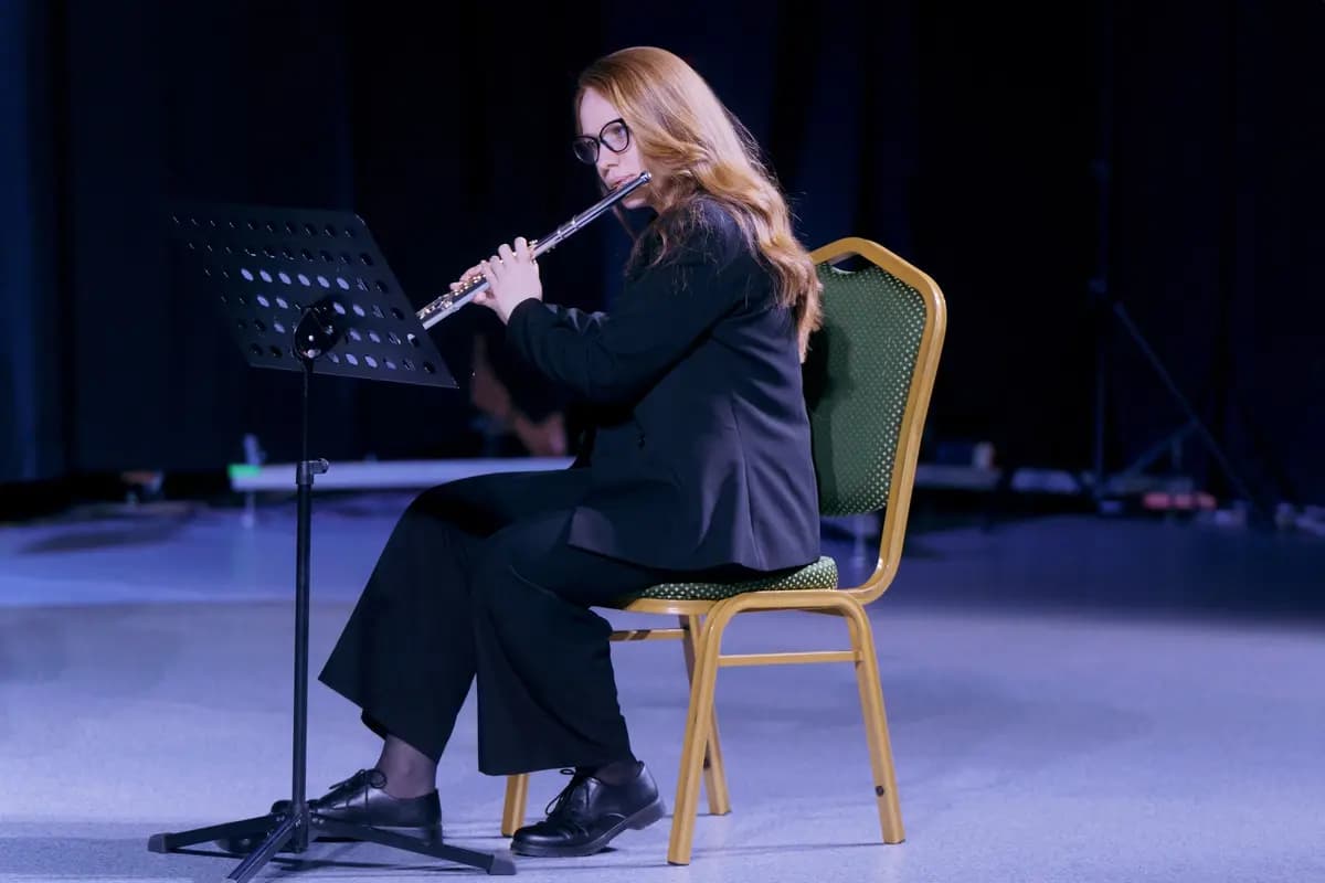 Три (Third Place)