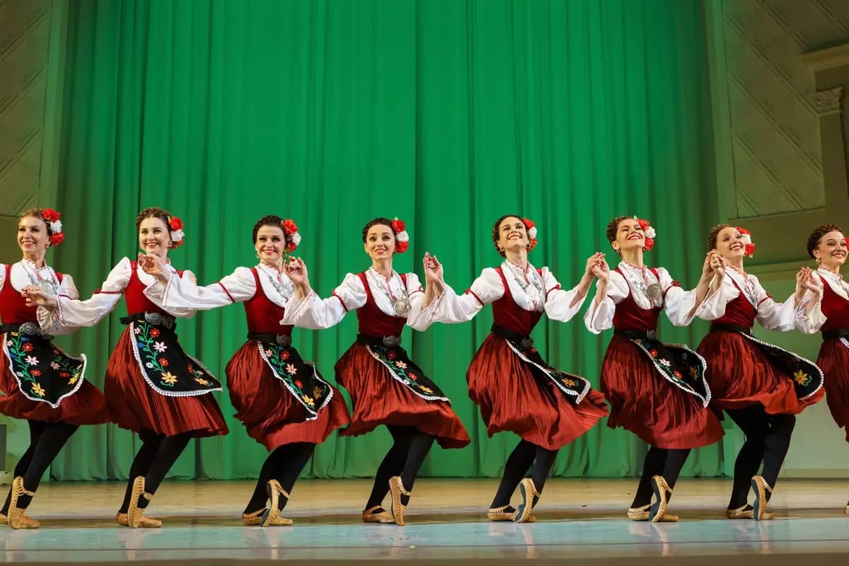 Танцы народов мира. Балет Игоря Моисеева (БКЗ «Октябрьский»)