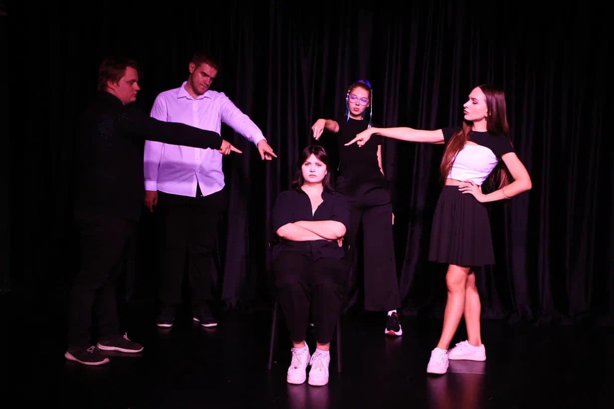 Яна всем нравится. Нет (Театр современной драматургии)