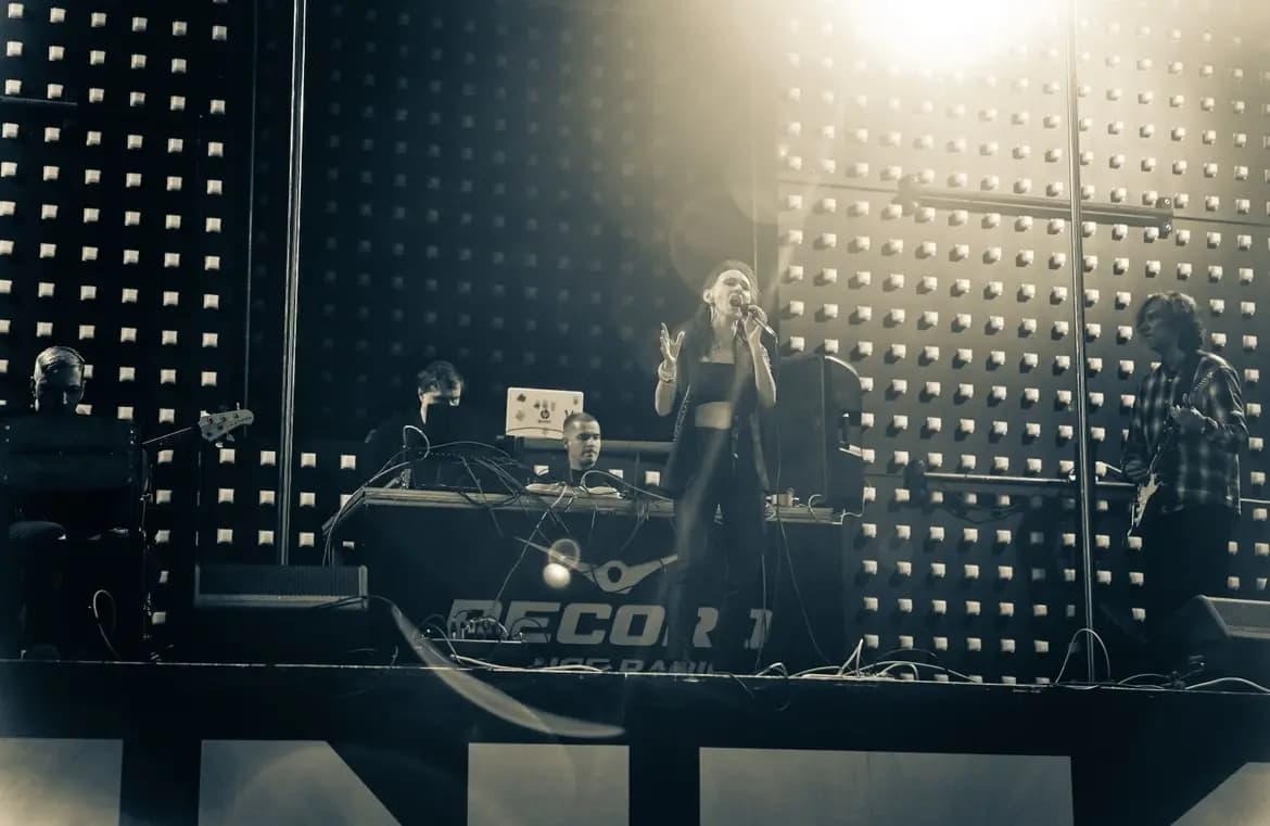 Между мирами (Ангар)