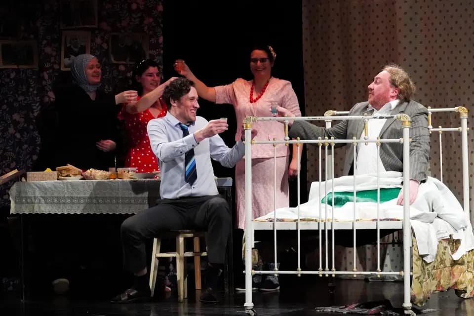 Семейный портрет с посторонним (ДК железнодорожников)