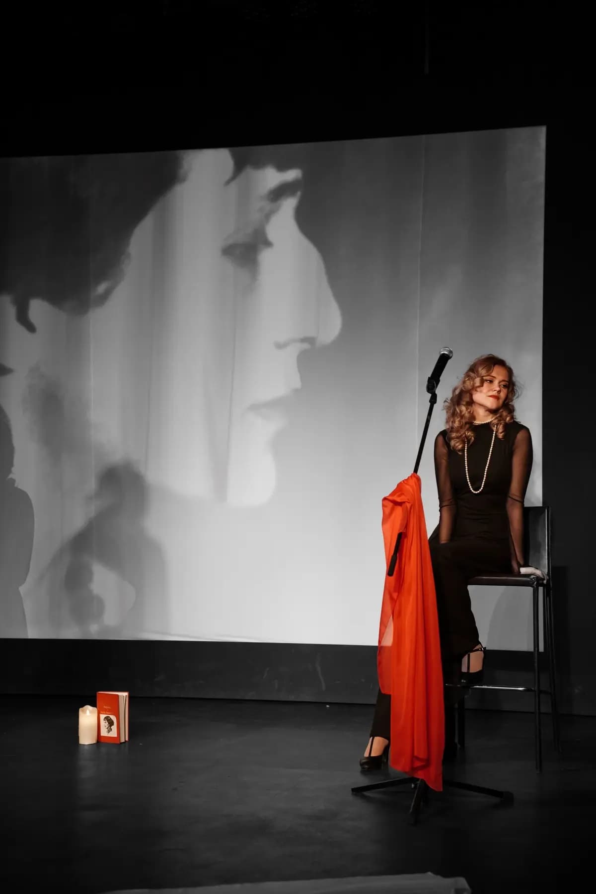 Жизнь, кажется, висит на волоске… (Театр иллюзии. Сцена на Перовской)