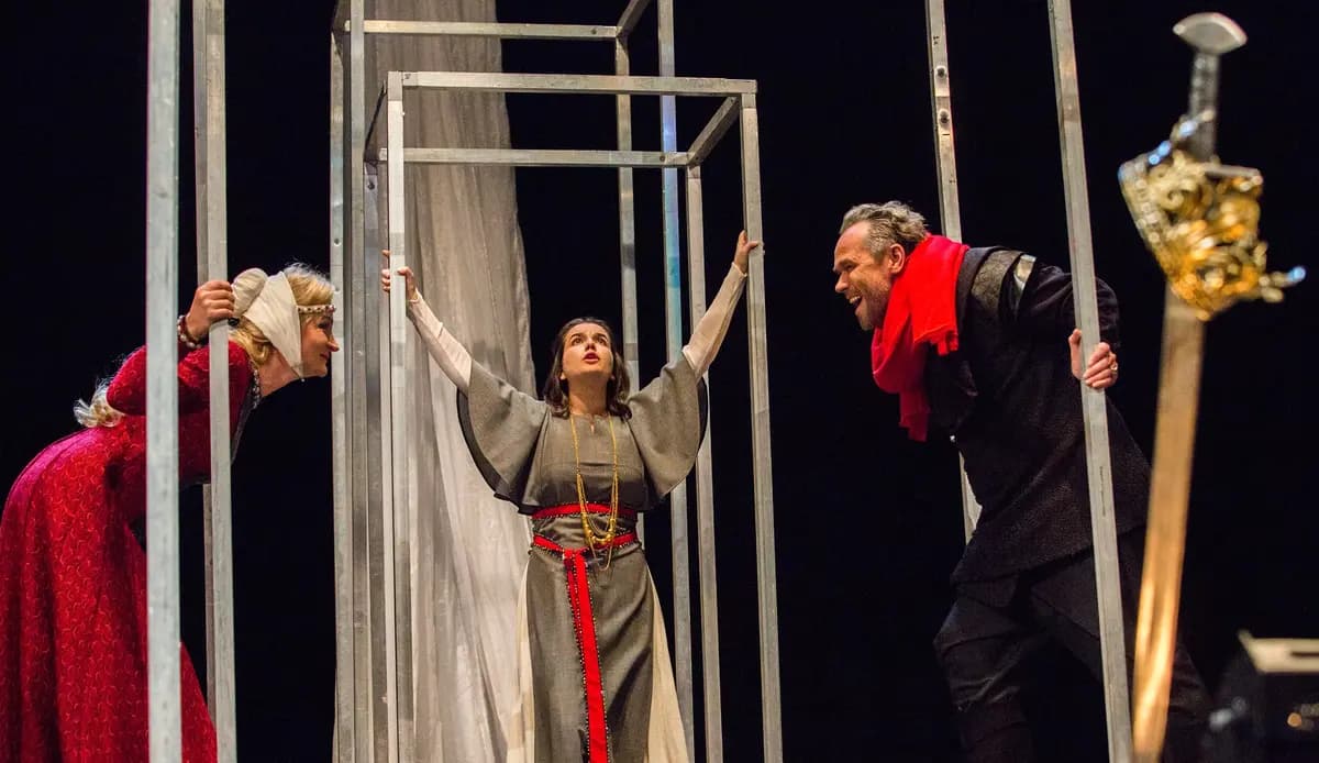 Лев зимой (Дворец молодёжи)