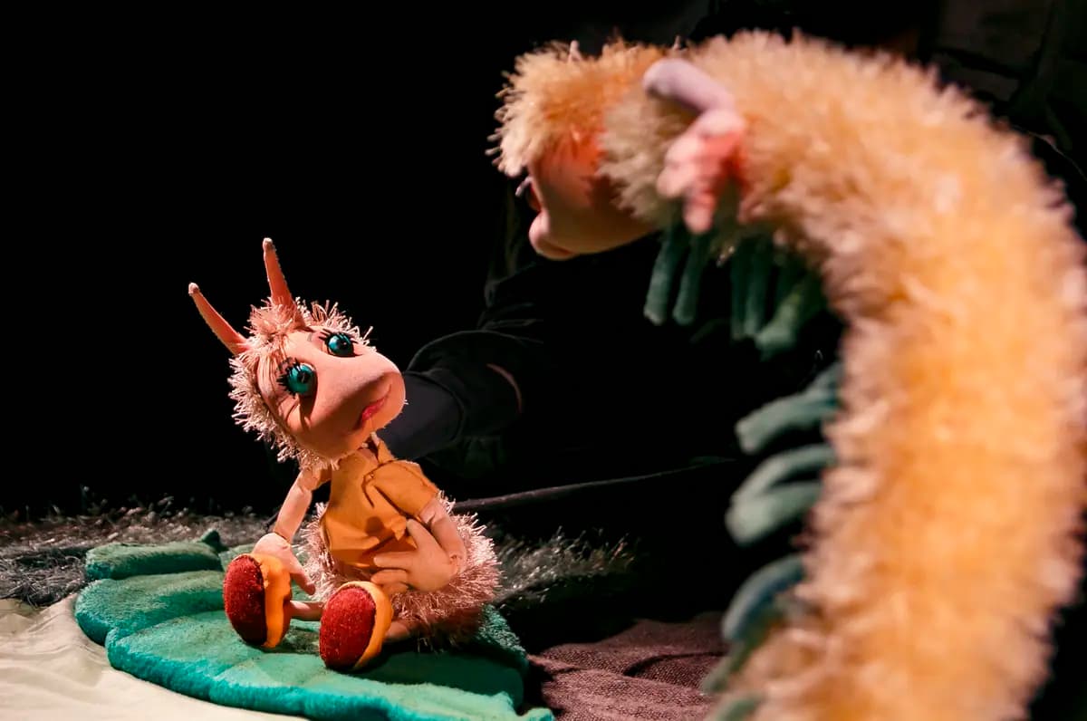 Муравьишка идёт домой (Театр кукол)