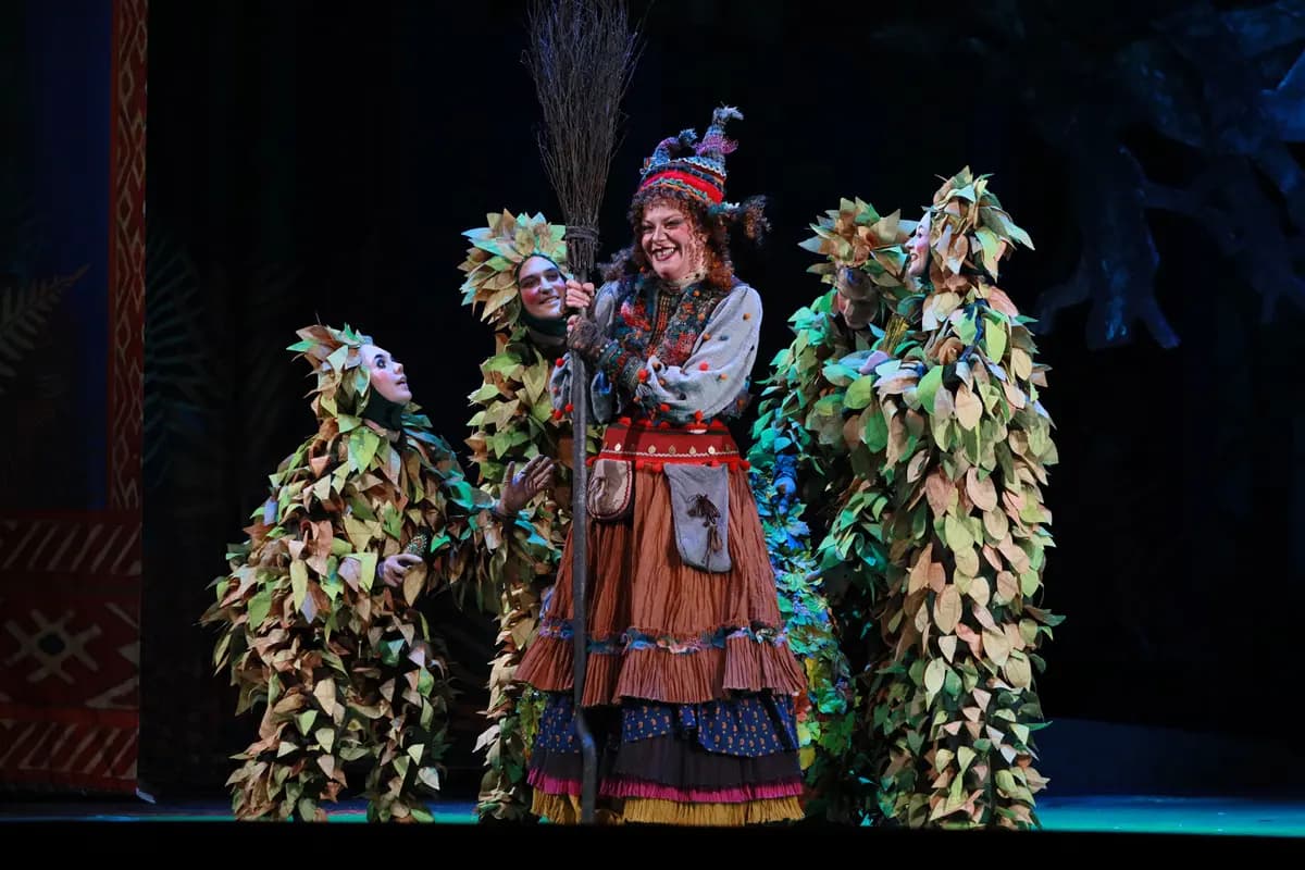 Сказка о Бабе-Яге и Василисе-работнице. (Два клёна) (Малый театр. Сцена на Ордынке)