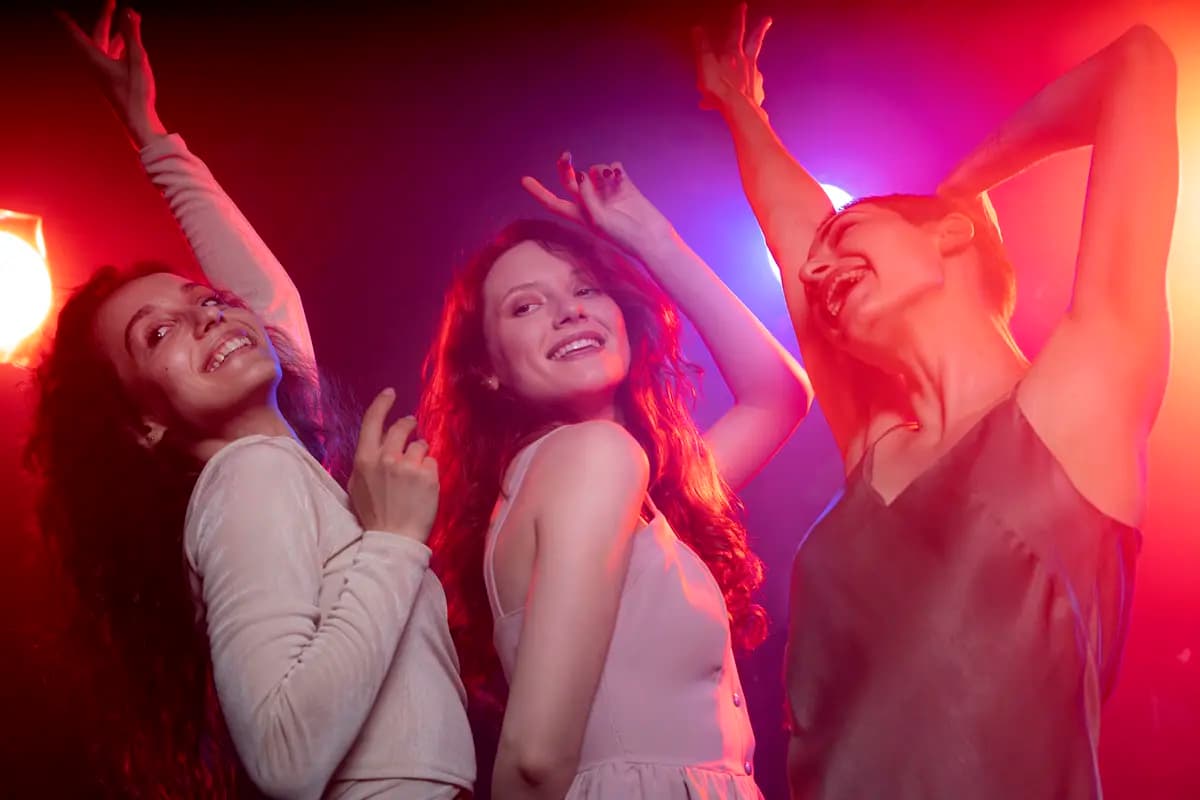 Весна в формате 90–2000-х (Lюstra Bar)