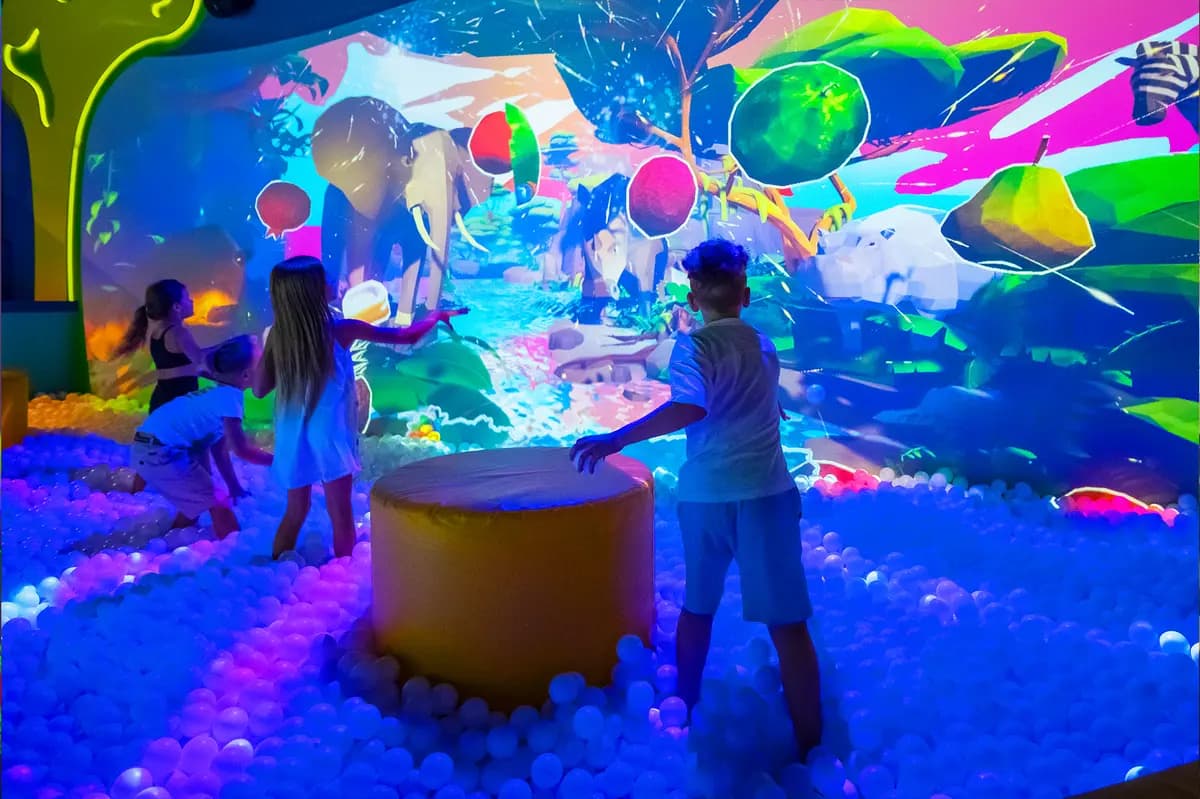 Мультимедийное путешествие в Hello Park (Авиапарк)