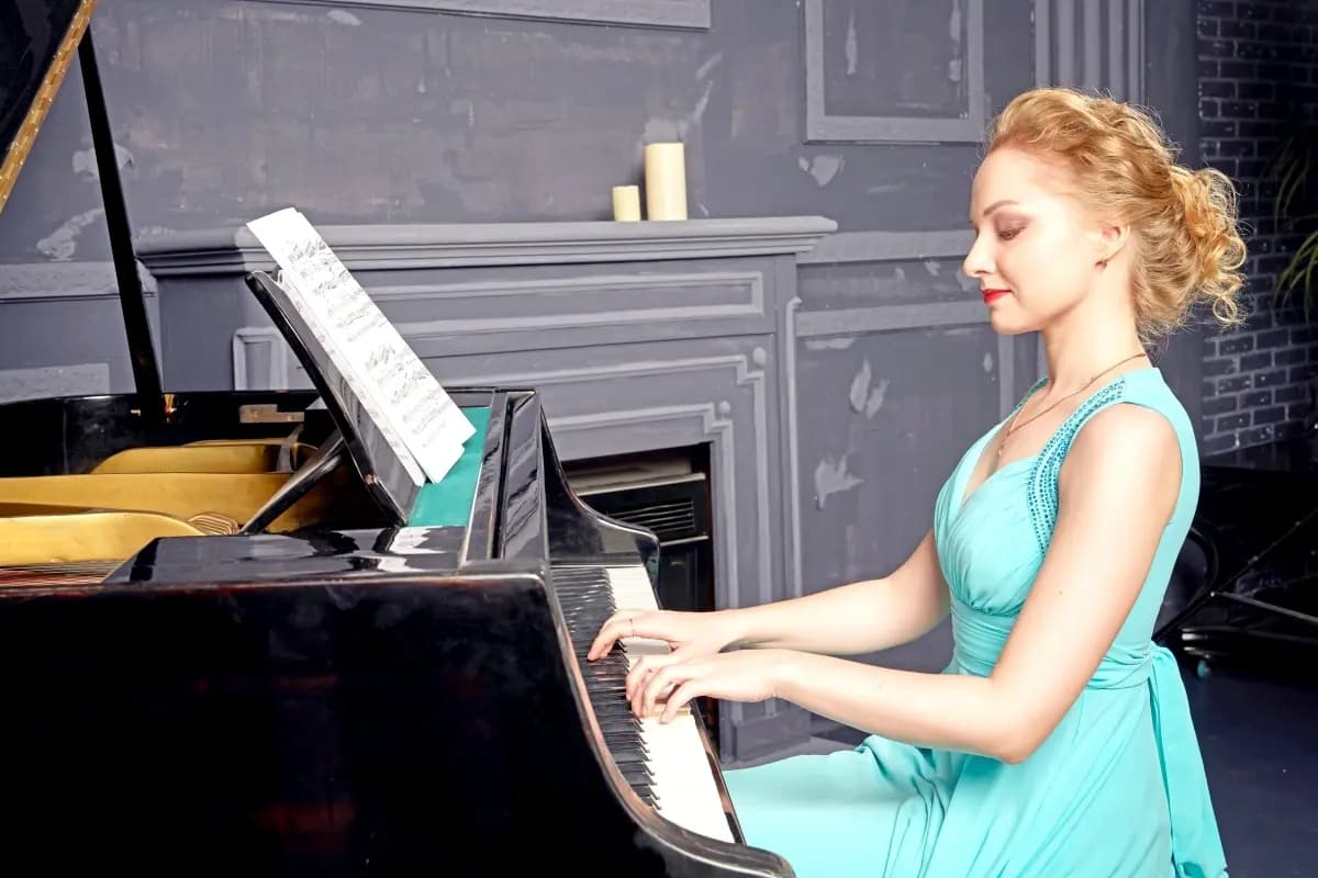 Салон с историей: Нувеллистъ № 9. СМИ 19 века: Бумажная машина времени (Музей-фотосалон Карла Буллы)