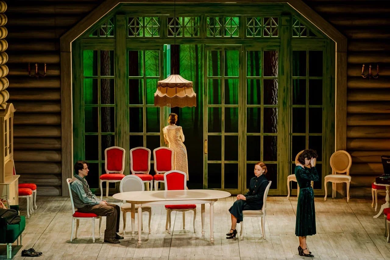 Смерть Тузенбаха, или Подлинная история Ольги, Ирины и Маши (Театр на Бронной)