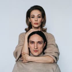 Двое на качелях