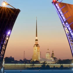 Ночной круиз на разводные мосты с путешествием к Финскому заливу и дискотекой