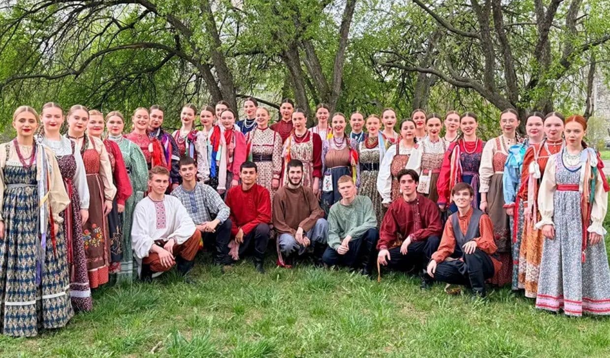 Песня в сердце просится. Выпускники народного отделения СКИиК