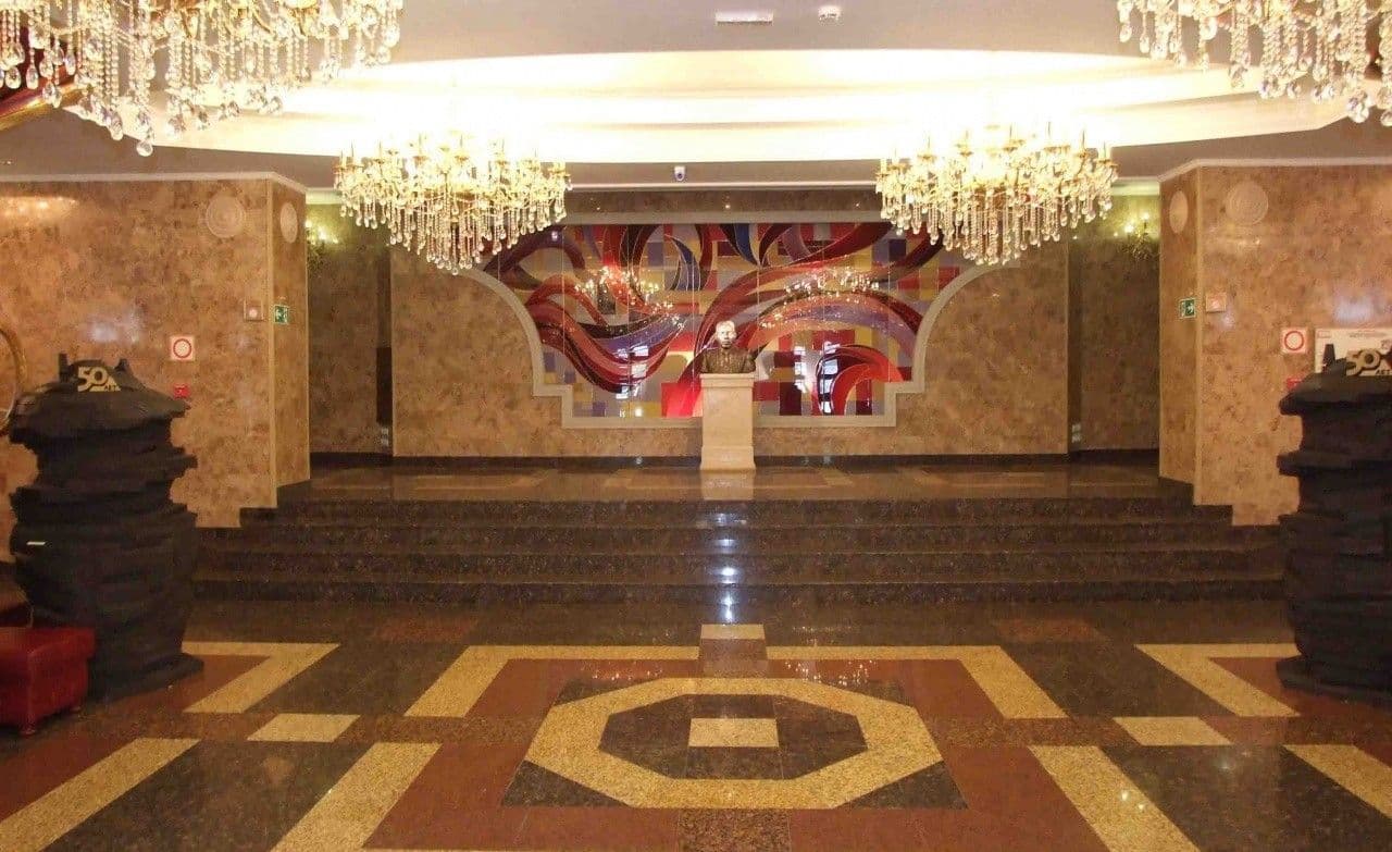 Таинственное закулисье