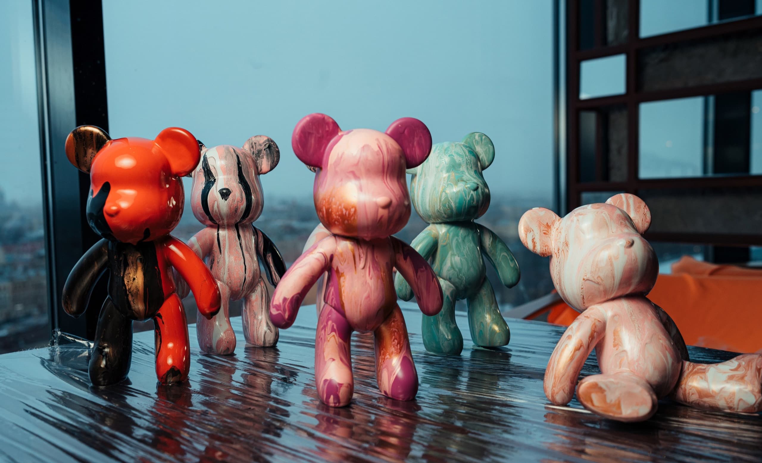 Роспись мишки Bearbricks в технике флюид-арт с видом на Исакий