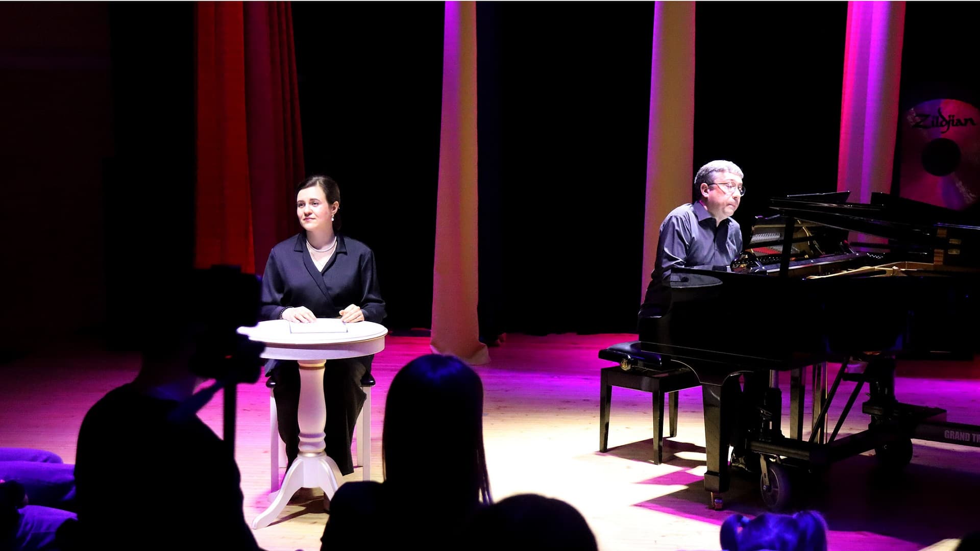 У рояля. Шопен