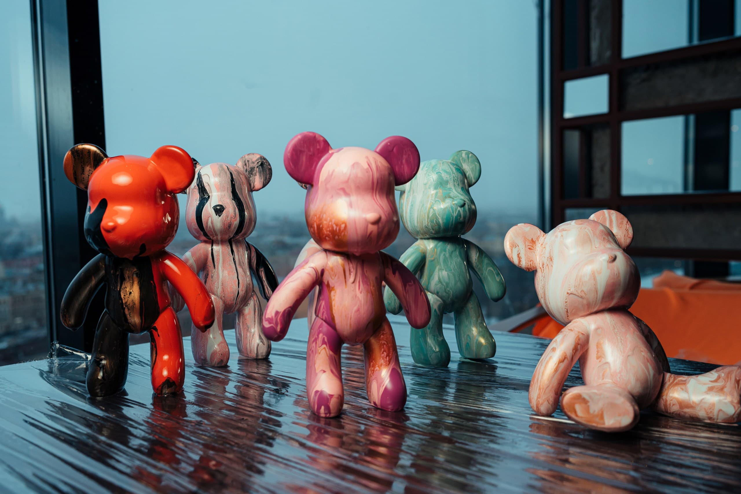 Роспись мишки Bearbricks в технике флюид-арт с видом на Неву