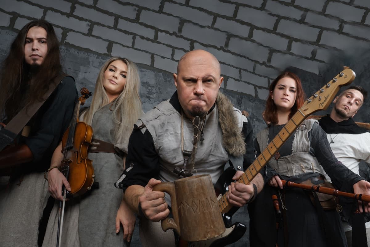 Тролль гнёт ель