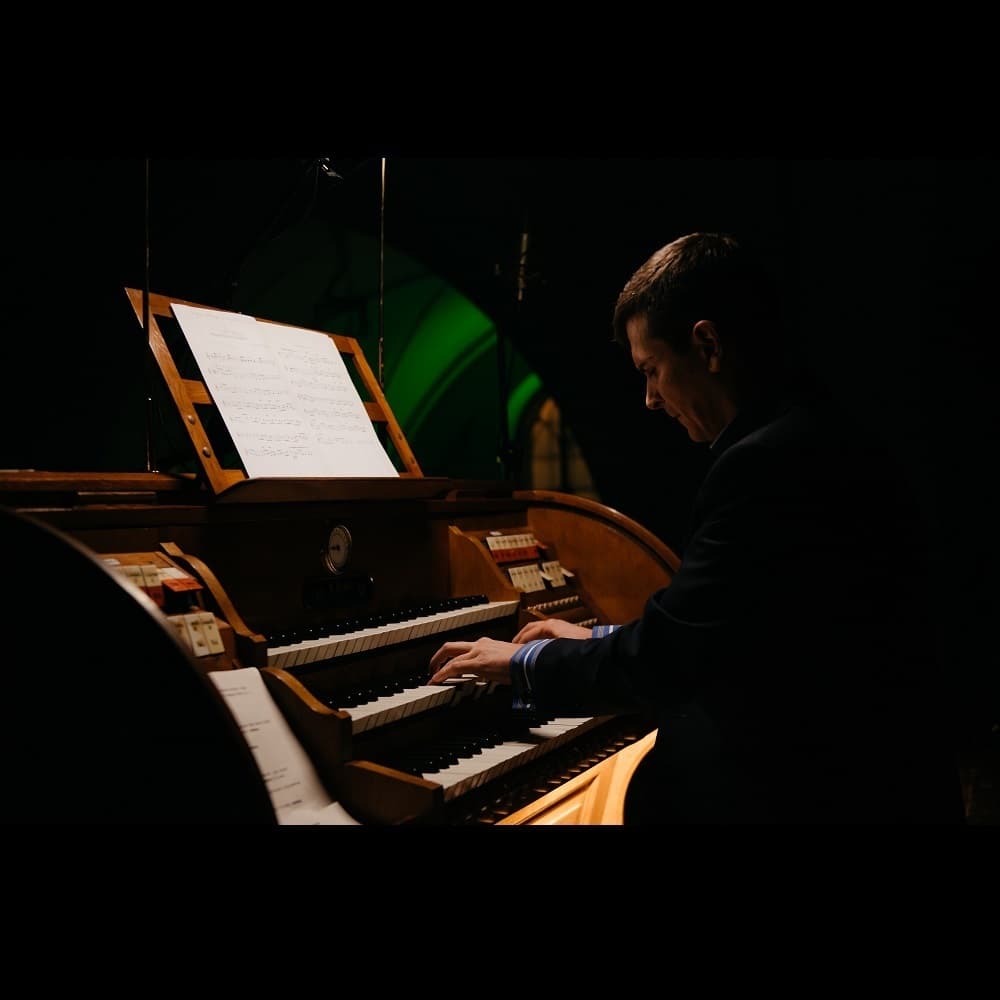 Армянский дудук, орган и саксофон