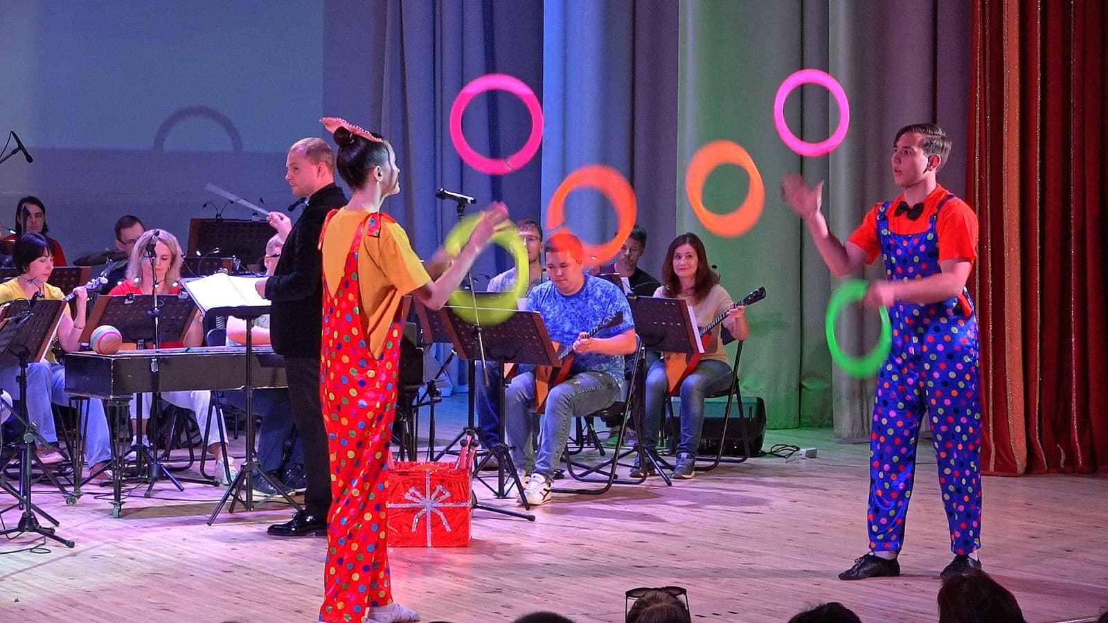 Девочка на шаре