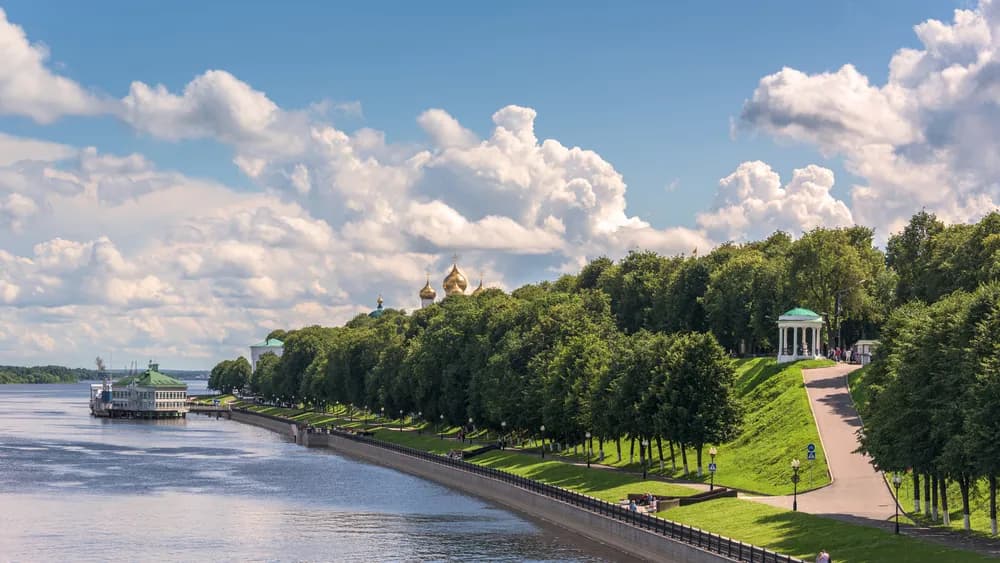 На ретромобиле по центру Ярославля (машина времени: экскурсия на ретромобиле по центру ярославля)