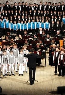 Поют и играют мальчишки