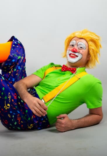 Клоун-дирижер и оркестр. Новогодний концерт