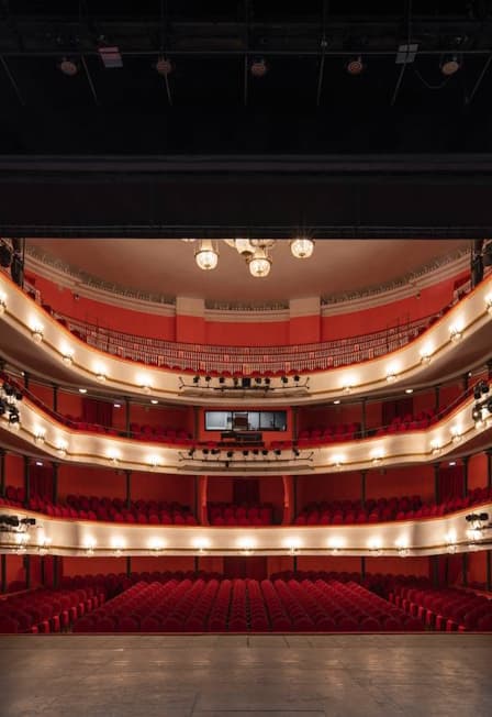 Детская экскурсия по исторической сцене Театра Маяковского