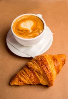 Сюжетный натюрморт "Кофе с круассаном". Мастер-класс