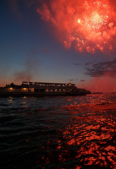 Салют 9 мая с воды. Праздничная прогулка по Неве на однопалубном