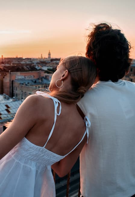 РОМАНТИЧЕСКИЙ ПИТЕР: ДВОРЫ, ПАРАДНЫЕ, КОММУНАЛКА И КРЫША