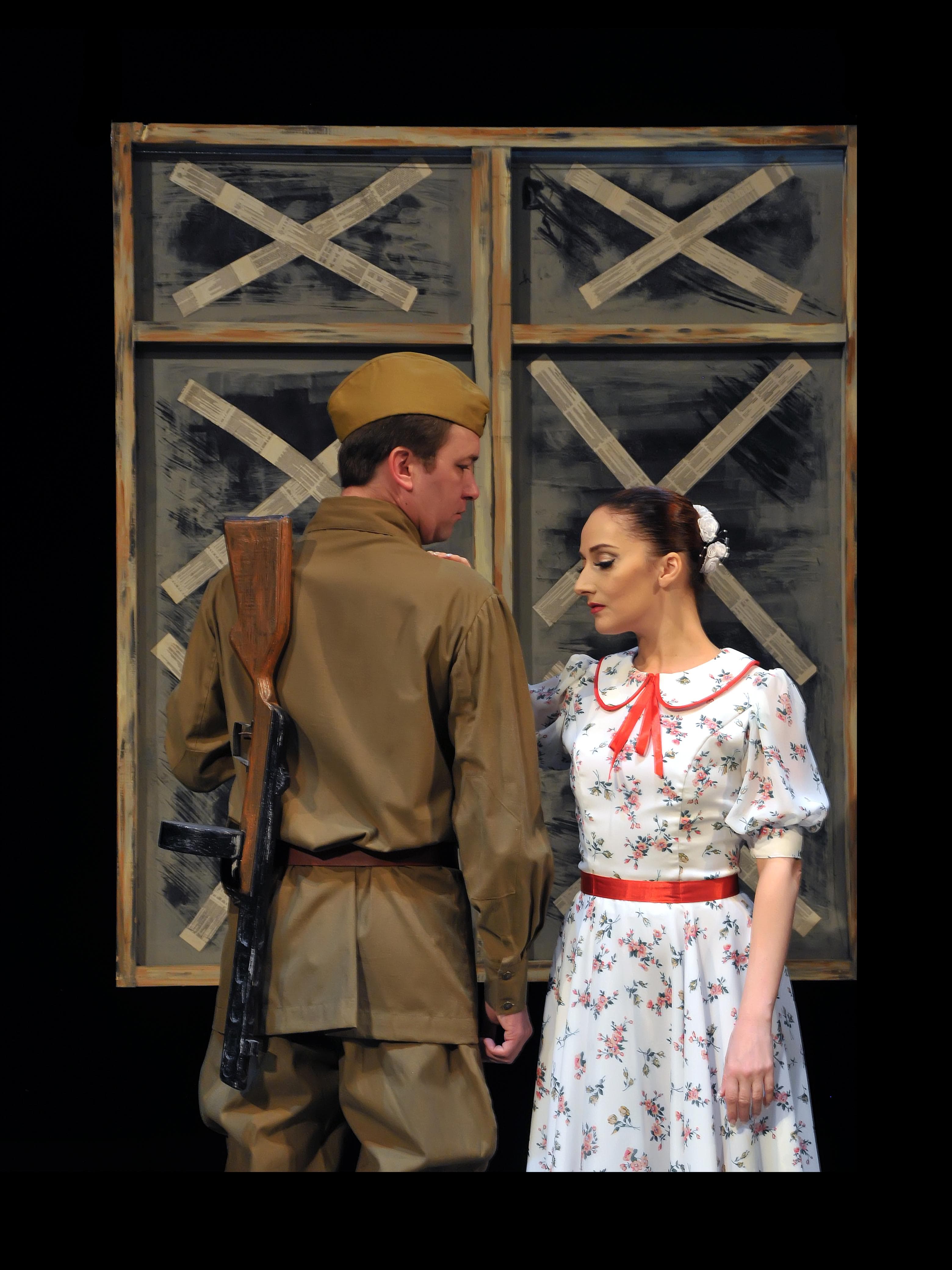 Товарищи артисты!