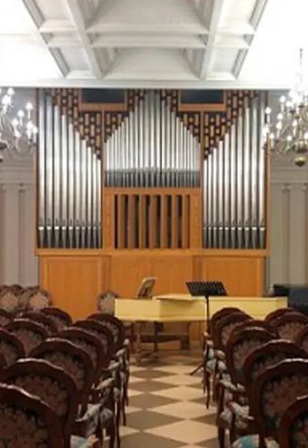 Консерватория / Органы в свете волшебных витражей