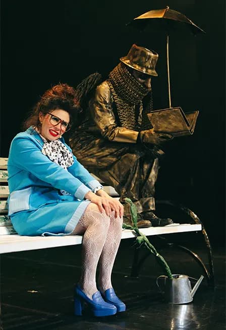 Фонарь. Скамейка. Урна