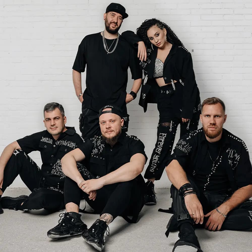 Назад в 90-е: караоке с кавер-группой «Бизе»