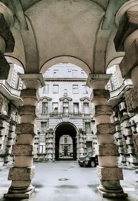 СЕКРЕТЫ ПЕТРОГРАДСКОЙ СТОРОНЫ: ПАРАДНЫЕ И ДВОРЫ