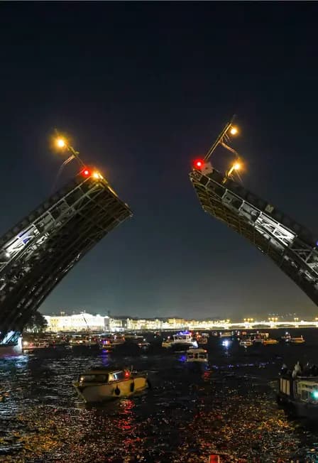 Мосты повисли над Невой (Дворцовая пристань)
