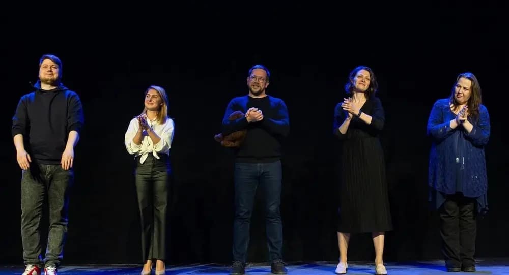 Взрослые снаружи (Театр.doc Industrial)