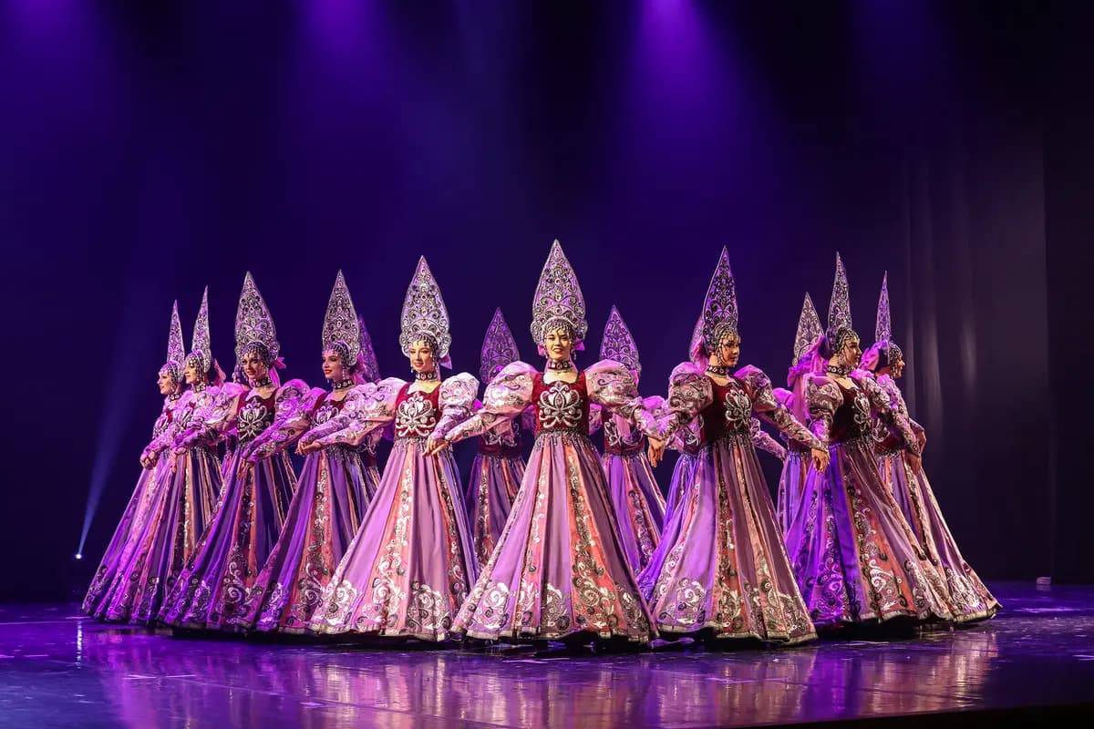 Танцевальный калейдоскоп (Гжель)