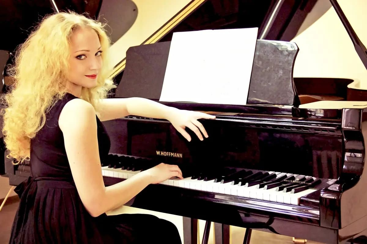 Салон с историей: Нувеллистъ № 8. Докъ: царский и советский паспорт, документы 19 века (Музей-фотосалон Карла Буллы)